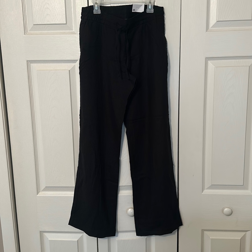 Old Navy woman’s black linen pant size XS.